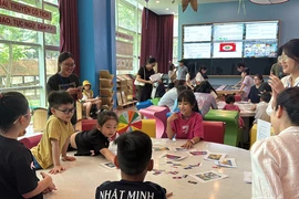 越南民族学博物馆为儿童举行乐探各国遗产活动。图自越共电子报