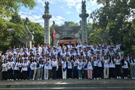 参加2024年越南夏令营的近120名越裔青年代表。图自越通社