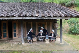 怀犒村村民展示蜂蜡印花工艺。图自越通社
