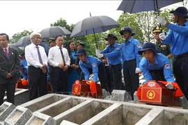 同塔省为97名在柬埔寨牺牲的越南志愿者和专家烈士遗骸举行追掉会。图自越通社