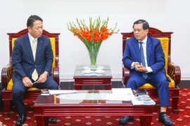 Deputy Minister of Labour, Invalids and Social Affairs Nguyen Ba Hoan (right) receives Chairman of the Nagano prefectural council Nishizawa Masataka on May 9 in Hanoi. (Photo: The Ministry of Labour, Invalids and Social Affairs)