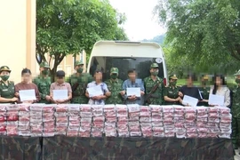 Six Lao nationals are arrested for transporting 121 kg of synthetic drugs from Laos to Vietnam. (Photo: Vietnam Border Guard)