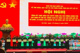 Organisations and individuals are honoured for their excellent contributions to implementing and ensuring policies for organisations and people participating in the search and repatriation work. (Photo: hanoimoi.vn)