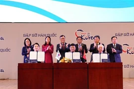 Representatives from Binh Duong and Korean partners sign a cooperation agreement at the “Meet Korea 2024” programme on May 17. (Photo: VNA)