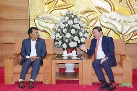 Vice President of the Vietnam Union of Friendship Organisations (VUFO) Nguyen Ngoc Hung (right) receives Nepal Peace and Solidarity Council (NPSC) Chairman Rabindra Adhikari in Hanoi on May 20. (Photo: qdnd.vn)