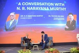 Narayana Murthy talks with FPT Chairman Truong Gia Binh during their conversation in Hoa Lac High Tech Park. (Photo: VNA) 