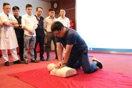 A doctor from the Institute of Medical Technology Application instructs medical workers of Hung Vuong General Hospital on cardiopulmonary resuscitation. (Photo: VNA)