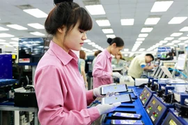 Workers during a shift in a phone factory in the northern province of Bac Ninh. (Photo: baogiaothong.vn) 