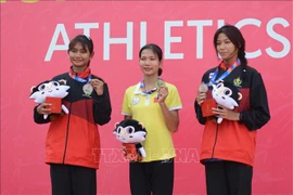 Le Thi Tuyet Mai (centre) wins the gold medal in the women's 400m run event. (Photo: VNA)
