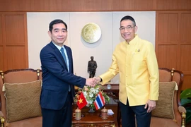 Thai Foreign Minister Maris Sangiampongsa (right) receives Vietnamese Ambassador to Thailand Pham Viet Hung on June 4 in Bangkok. (Photo: VNA broadcasts)