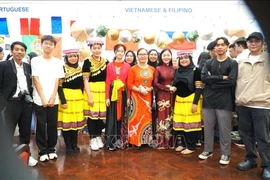 Vietnamese lecturer at FLL, Universiti Malaya Nguyen Thuy Thien Huong (fourth from right) and her students. (Photo: VNA)