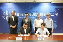 Representatives from Midports Holdings Sdn Bhd (MHSB) and CCCC Dredging (Group) Co Ltd at the MoU signing ceremony. (Photo: theexchangeasia.com)