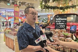 Pumin Piyawanich, a representative of Ekthai company - the importer of lychees for sale at Gourmet Market - Siam Paragon commercial centre. (Photo: VNA)