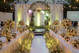 Wedding floral decorations. The “Endlessly Together” Wedding Exhibition will take place from June 22-23 in HCM City. (Photo: Courtesy of the Rex Hotel Saigon) 