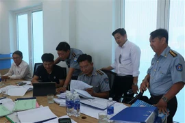 A working group from the Ministry of Agriculture and Rural Development inspect the implementation of anti-IUU fishing regulations in the central province of Quang Nam. (Photo: VNA)