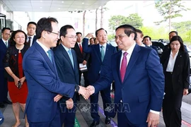 Samsung leaders welcome Prime Minister Pham Minh Chinh (right) to the group's semiconductor cluster in Gyeonggi province. (Photo: VNA)