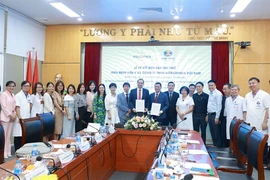 The MoU was signed by Prof. Dr. Le Van Quang, Director of K Hospitaland Mr. Atul Tandon, General Director of AstraZeneca Vietnam. (Photo: Courtesy of the hospital) 