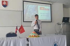 Vietnamese Ambassador to Slovakia Nguyen Tuan speaks at the summer camp. (Photo: vov.vn)