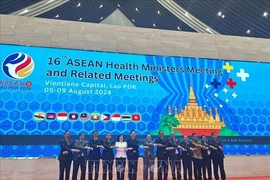 Minister of Health Dao Hong Lan ( fifth, from left) is with her counterparts from other ASEAN countries at the 16th ASEAN Health Ministers Meeting and related meetings held in Vientiane from August 7-9. (Photo: VNA)