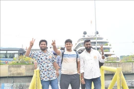 Indian tourists visit Ha Long Bay in the northeastern province of Quang Ninh. (Photo: VNA)