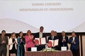 Representatives of the Vietnam Trade Promotion Agency (Vietrade) and the SPIRIT Slovenia Business Development Agency at the signing ceremony of their Memorandum of Understanding (MoU) on cooperation. (Photo: VNA)