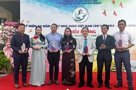 Overseas Vietnamese are honoured at the event. (Photo: VNA)