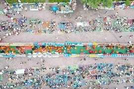 Thousands of monks, Buddhists, and locals gathered at Thatluang Square in the capital to participate in Xaybath, a key offering ritual during Laos’ largest Buddhist festival. (Photo: VNA)