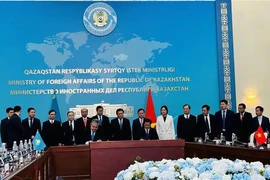 Representatives from Bac Ninh province and East Kazakhstan region sign a memorandum of understanding on establishing a twinning relationship between the two localities. (Photo: VNA)