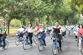 People take part in the annual "For a Green Hanoi" cycling event on November 17 morning in Hanoi. (Photo: VNA)