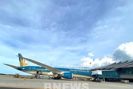 Vietnam Airlines operates super wide-body aircraft Boeing 787 to Hue (Photo: VNA)