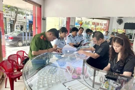 An inter-sectoral force inspects gold trading activities. (Photo: Vietnamplus)