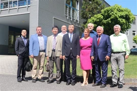 Representatives of the Vietnamese Embassy in the Czech Republic and Mega Group pose for a group photo (Photo: VNA)