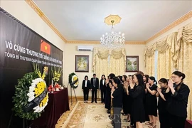 Overseas Vietnamese living, working and studying in Hungary pay their respects to General Secretary Nguyen Phu Trong at the Vietnamese Embassy in Hungary. (Photo: VNA)