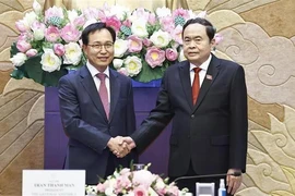 NA Chairman Tran Thanh Man (R) shakes hands with General Director of Samsung Vietnam Choi Joo. (Photo: VNA)