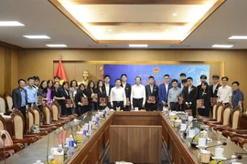 Deputy Minister of Education and Training Pham Ngoc Thuong and students who will take part in Regeneron International Science and Engineering Fair (ISEF) 2024 poses for a group photo. (Photo: vtn.vn)