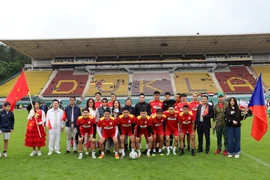 The FC Sapa Praha team of overseas Vietnamese in the Czech Republic has become the runners-up after losing 1-2 to a team of the Ukrainian community in the final match. (Photo: VNA)