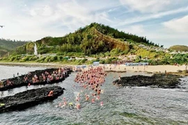 Some 350 swimmers join in the 5-km event which started at To Vo Gate on Lon (Big) island and ended at Be (Small) island. (Photo: VNA)