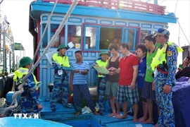 Ba Ria-Vung Tau Border Guards distribute leaflets to disseminate legal regulations for fishermen while operating at sea. (Photo: VNA)