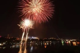 Hanoi is scheduled to display fireworks at 30 locations to celebrate the 70th anniversary of the capital city's Liberation Day (October 10) (Photo: VNA)