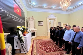 旅居罗马尼亚越侨和越侨社团来到越南驻罗马尼亚大使馆吊唁阮富仲总书记。图自越通社
