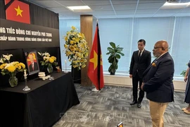 ，联大第78届会议主席丹尼斯·弗朗西斯(Dennis Francis)已来到越南常驻俩号呢过代表团驻地吊唁阮富仲总书记。图自越通社