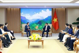 El primer ministro Pham Minh Chinh recibe a la delegación del Fondo Monetario Internacional sobre las Consultas del Artículo IV, encabezada por Paulo Medas (Fuente: VNA)