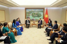 El viceprimer ministro vietnamita Le Minh Khai recibe a José Viñales, presidente del grupo Standard Chartered. (Fuente: VNA)
