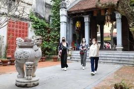 Turistas extranjeros visitan la casa comunal Kim Ngan, en el Casco Antiguo de Hanói. (Foto: VNA) 