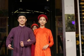 Jóvenes presentan vestidos largos tradicionales en el Centro de Intercambio Cultural del Casco Antiguo de Hanói, en el número 50 de la calle Dao Duy Tu. (Foto cortesía de la Junta Directiva del lago Hoan Kiem y el Casco Antiguo de Hanoi)