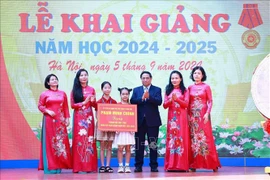 El primer ministro de Vietnam, Pham Minh Chinh, asiste al acto de inicio del año escolar 2024-2025 en la escuela preuniversitaria Nguyen Dinh Chieu en Hanoi. (Fuente: VNA)