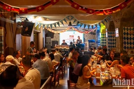 El Festival de la Cerveza Alemana atrae a numerosos turistas y ciudadanos locales. (Fuente: Nhan Dan)