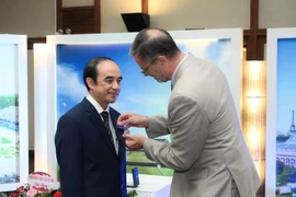 El embajador de Francia en Vietnam, Olivier Brochet otorga al profesor y doctor Nguyen Huu Tu, Rector de la Universidad Médica de Hanoi, la "Medalla de la Palma Académica". (Fuente: vietnamplus.vn)