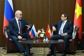 El primer ministro de Vietnam, Pham Minh Chinh, y el ministro de Energía ruso, Serguéi Tsivilev. (Fuente: VNA)