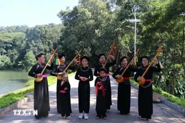 El Club del canto Then y el instrumento musical Tinh en la comuna de Tan Trao. (Fuente: VNA)